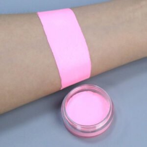 Pop Liner Lover est un cake liner, eye liner ou fard à l'eau, de couleur rose pastel, fluo sous lumière ultra violet, d'une contenance de 10 gr le produit s'active à l'eau